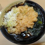 立喰そば かしやま - かけそば、たまねぎ天とわかめトッピング