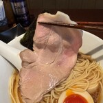 酒肴場 屯 - 低温調理のカタロースチャーシューは大判で厚みもしっかり