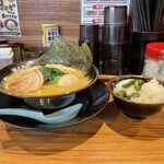 壱角家 - 家系ラーメンとサービスライス