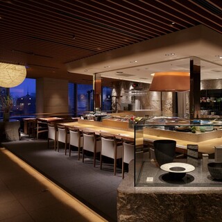 店内の雰囲気を一番感じるカウンター席