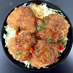 ジャパンバザール - 同じく泰平さんの三元豚ロースカツのピリ辛丼。
                                これもまたﾋﾞｯｸﾘするほどｳﾏｲっす！(ﾟдﾟ)ｳﾏｰ‼︎