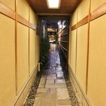 モリタ屋 - 入口へ続く、石畳の路地