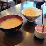 Bikkuri Yakitei - ご飯、みそ汁、秘伝からし