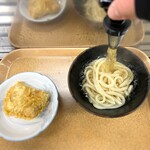 讃岐うどん 上原屋本店 - かけ出汁を投入‼️