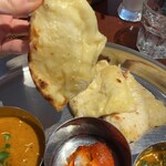 本格インド料理アシス - チーズナン