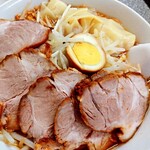 中華麺店 喜楽 - チャーシューワンタン麺。かなりのボリュームです。焦がし玉ねぎが美味しい。