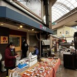 本池澤 - 賑わう店頭