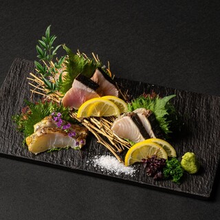 Fresh ingredients are cooked in a variety of ways, including robatayaki, primal grilling, and straw grilling.