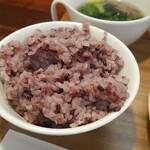 キッチン ブルー グローブ - 黒米大盛りのアップ