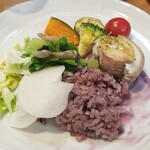 キッチン ブルー グローブ - 最後のご飯、サクラ、お新香、ほうれん草乗せて