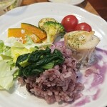 キッチン ブルー グローブ - ご飯、サクラ、ほうれん草を乗せて