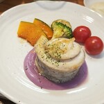 キッチン ブルー グローブ - 反対側から、彩り鮮やかな紫芋のソース