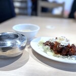 韓国料理 MUGEN - ヤンニョンチキン定食(900円：税込）・・メインにスープ、キムチ、ご飯、サラダなどが付きます。