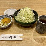 とんかつ 明石 - 漬物、キャベツ、ほうじ茶