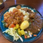 リコ プア - 2種盛（「山椒ポークカレー」「日替り　チキンと彩野菜のラタトゥーイユ風カレー」）