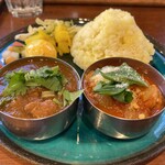 リコ プア - 2種盛（「山椒ポークカレー」「日替り　チキンと彩野菜のラタトゥーイユ風カレー」）