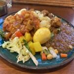 リコ プア - 2種盛（「山椒ポークカレー」「日替り　チキンと彩野菜のラタトゥーイユ風カレー」）