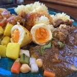 リコ プア - 2種盛（「山椒ポークカレー」「日替り　チキンと彩野菜のラタトゥーイユ風カレー」）