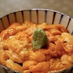 はじめ - 溢れんばかりのうにが乗ったウニ丼。サイズも選べて〆にぴったり。数量限定のため確実に食べたい方はご予約を。