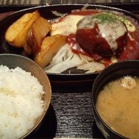 松阪牛WHAT'S 京都室町店 - 『松坂牛入り 鉄板ハンバーグランチ』（チーズソース）（９００円）～♪(^o^)丿