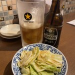Yakiton Oogiri - お通しの塩ダレキャベツ(350円)＆黒ホッピーセット(100円)