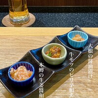 豊栄 - お通し
                    ◆ 本鱒の生姜醬和え　しっとりとして美味♪
                    ◆ 牛モツのピリ辛和え　ほんのりとした甘みが良き。
                    ◆ 大根の醤油漬け　ぽりぽりと食感を楽しむ。