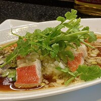 豊栄 - 金目鯛（外房釣り金目鯛）蒸し料理
                    金目鯛がなんてふっくらしてタレに馴染み美味しいのでしょう！
                    この魚料理凄く美味しいです♪
                    そこに合わせた干し豆腐がスープを吸いまた美味！
                    パクチーがいい仕事してます。