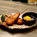 ハイボール酒場ウエスタン純 - つくね串2本 卵黄ソース付き