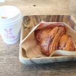 トロ コーヒーアンドベーカリー - 『クロワッサン（350円税込）』
      『カフェラテ（580円税込）』