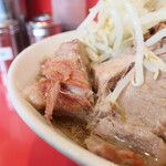 ラーメン二郎 - 豚の厚み