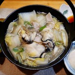 カジュアル和食と地酒しおさか - 料理写真:牡蠣と豚バラの小鍋仕立て　980円