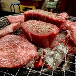 焼肉ホルモン まつとよ苑 - 和牛ヒレ肉の厚さすごい！