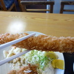 寿司吉 - エビフライにたっぷりタルタルを絡ませて頂く(*´д｀*)