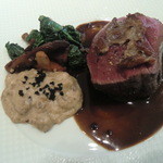 根室産シュヴルイユ（蝦夷鹿）のロースト　マロンとキノコ添え　ソースポワヴィラード
          