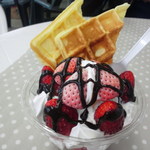 華野果市場 - ホワイトべりー+いばらキッスパフェ（チョコソース）　500円