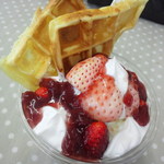 華野果市場 - ホワイトべりー+いばらキッスパフェ（いちごソース）　500円