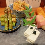 Nikuto Soba No Mise Hare Ruya - 前菜盛り合わせ（5種選択制）。アスパラ素揚げ、出来立て厚揚げ、牡蠣クリームコロッケ、揚げ蕎麦がき生ハム巻き、ゴルゴンゾーラのクズ豆腐。コロッケと厚揚げ最高っ！