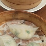 Dim Sum Kitchen - 海老蒸し餃子5+韮海老餃子・AF価格 各525円(税サ別)