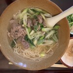 五島うどんと酒菜 はちびら - 五島牛の肉うどん