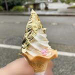 箔一 - 金箔のかがやきソフトクリーム…税込891円