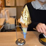 238373702 - 金箔のかがやきソフトクリーム…税込891円