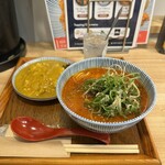 キッチン きらく - 担々麺¥1370、半カレー¥500