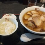 喜多方ラーメン坂内  - 料理写真:焼豚ラーメン（1140円）とサービスライス