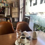 オンリー - 程よく陽が入って気持ちの良い窓際席