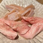 Sumibiyakinikuorusutazuhorumontombo - 鶏豚軟骨盛り合わせ
                      豚上軟骨(くつべら)、鶏やげん軟骨