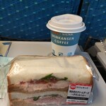238378885 - 新幹線の中でいただく朝ごはんって、どうしてこう特別感満載なんでしょうかねぇ。