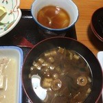 たけひろ - 赤だしの味噌汁にうどんが入っている茶わん蒸し。ご飯はお代わり自由。