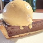 レストランユニック - メニューＢ 2500円 のチョコレートのタルトとキャラメルのアイス