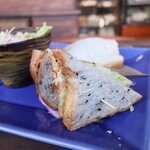 カフェ 亀ゴージュ - トーストしたゴマパン