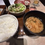 米寿 - ご飯と味噌汁。このご飯の炊き加減と食感が最高でした。